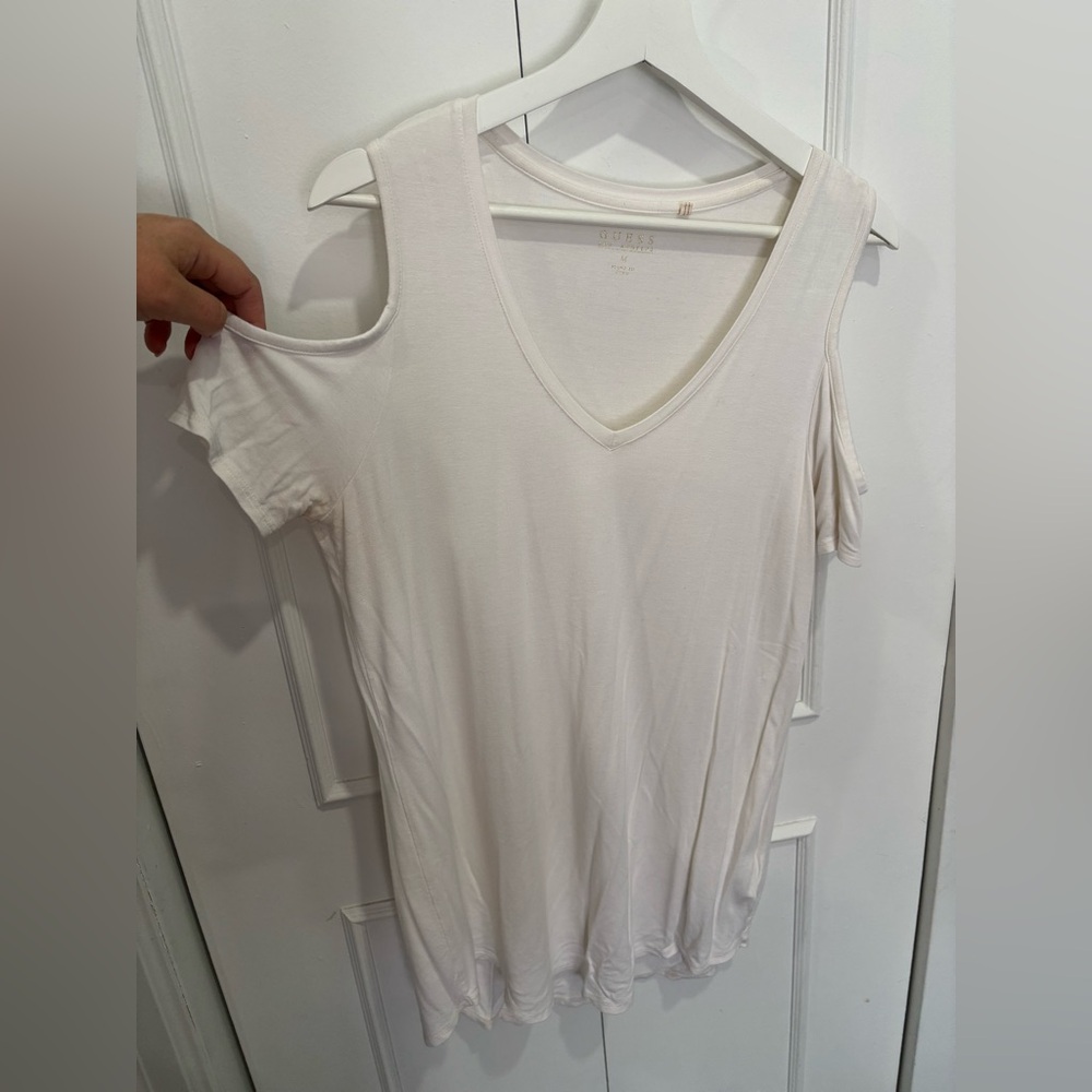 Guess Cold Shoulder Tee 🤍
